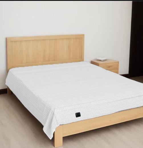 Le drap plat à fil d'argent sur un lit