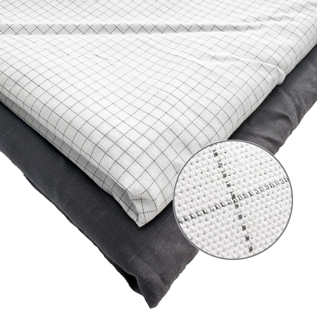 Gros plan sur la trame du drap : le fil d'argent forme un quadrillage