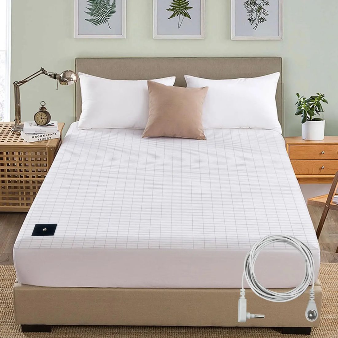 Un lit fait avec le drap-housse à fil d'argent et son cordon